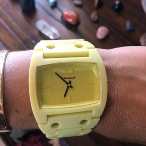 Funky yellow retro men’s watch